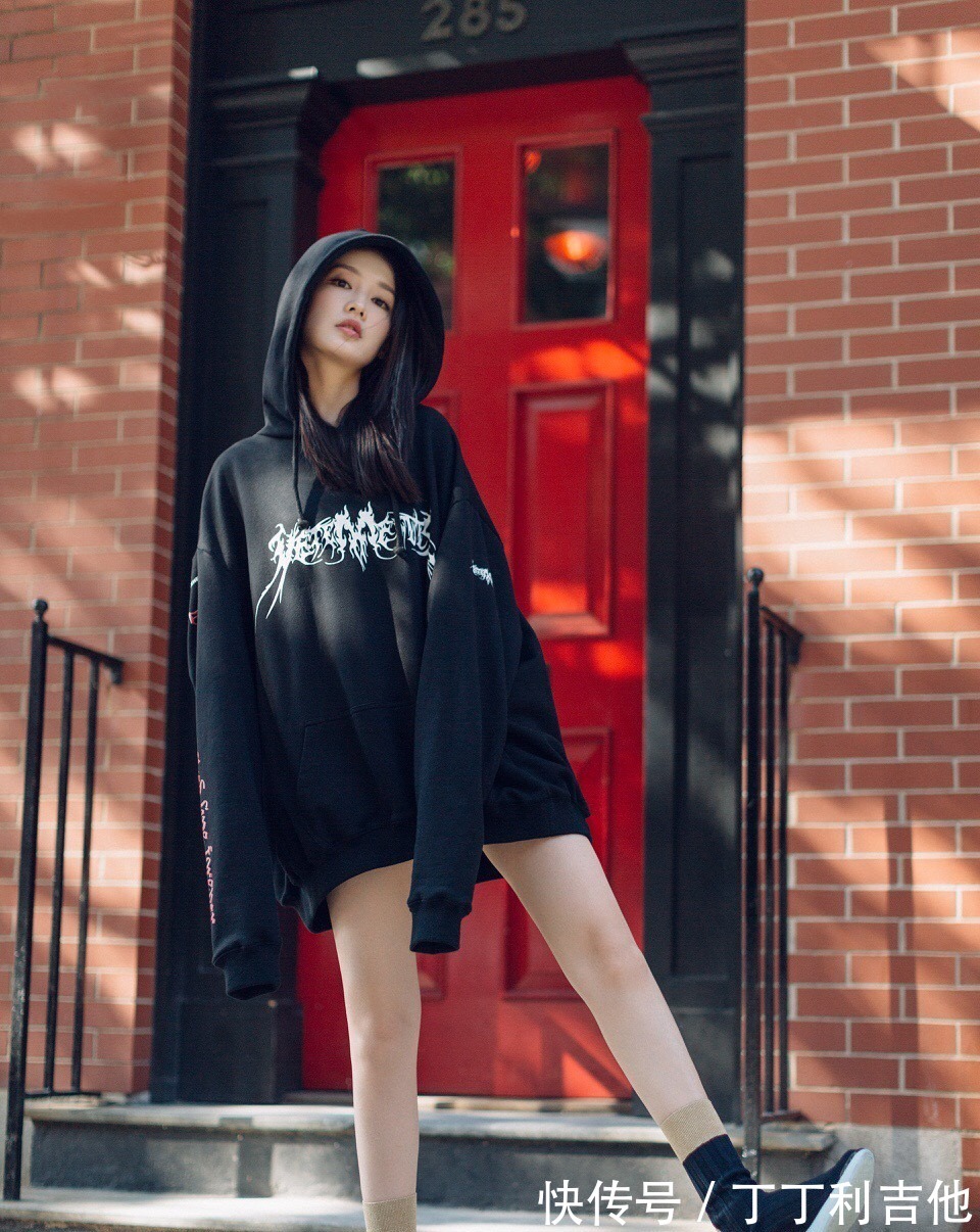 街拍照|李沁街拍照曝光,穿牛仔短裤秀“漫画腿”,长发披肩美成校园初恋
