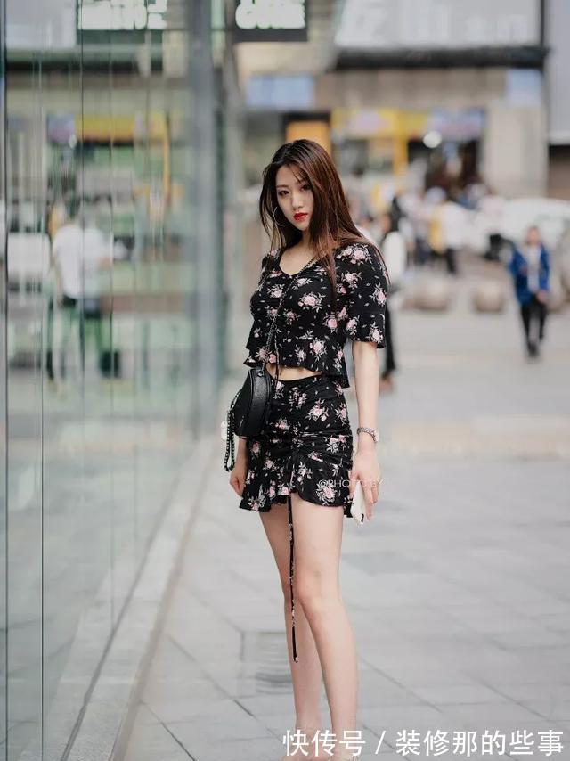 小个子 美女脚上搭配一双高跟鞋,尖头的款式,让她看起来非常的气质