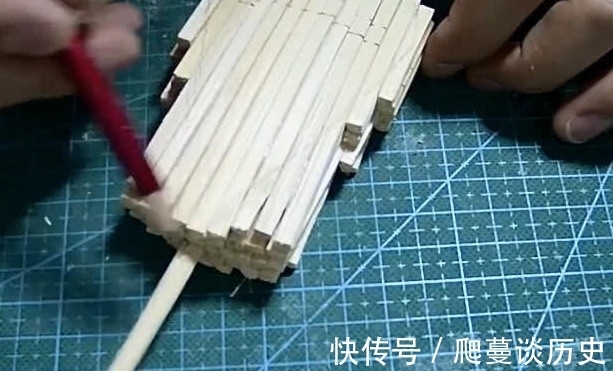 鲛肌|网友用筷子制作鲛肌手办,一开始认为是个黑铁,结果发现是个王者