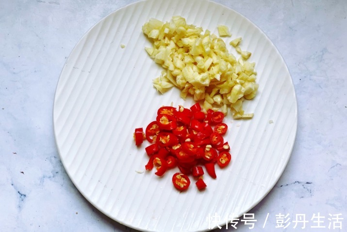 小米辣|夏天大鱼大肉易上火，这菜天天吃不腻，美白还减肥，比肉抢手多了