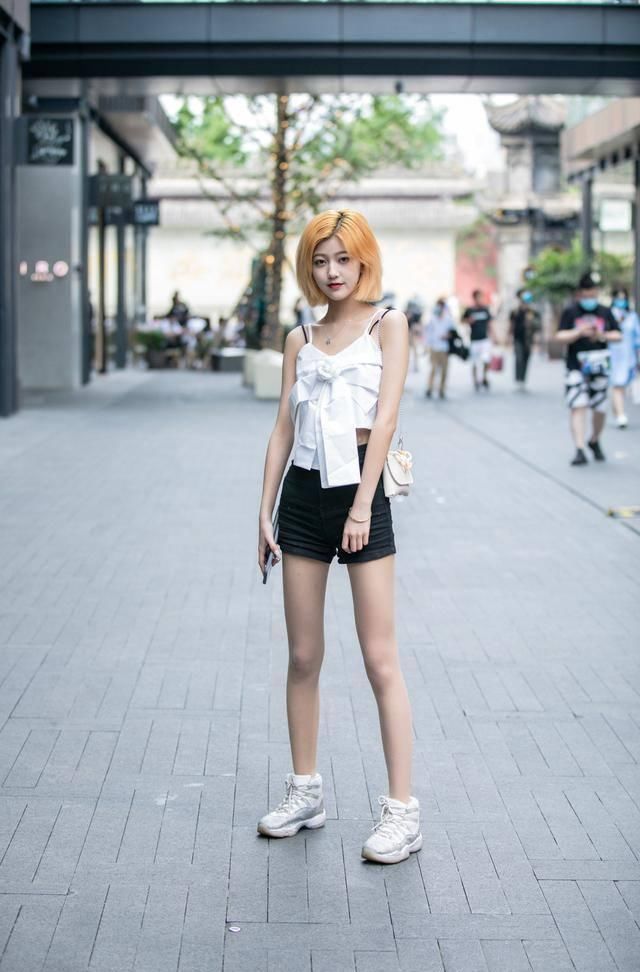 经典的“黑白配”总是穿出路人感学街头达人的穿搭,时髦洋气