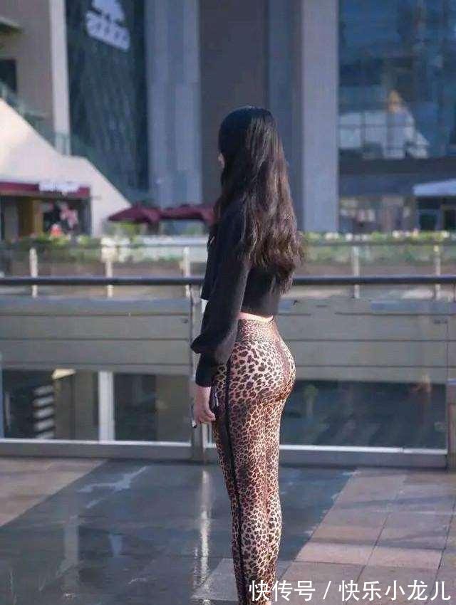 上半身 黑色吊带搭配黑色牛仔裤,穿出个性,穿出风格