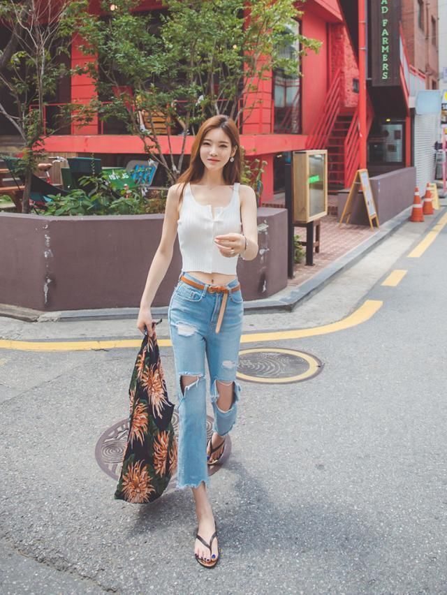 美女|美女街拍：短款吊带衫搭破洞牛仔裤，彰显品味，个性十足