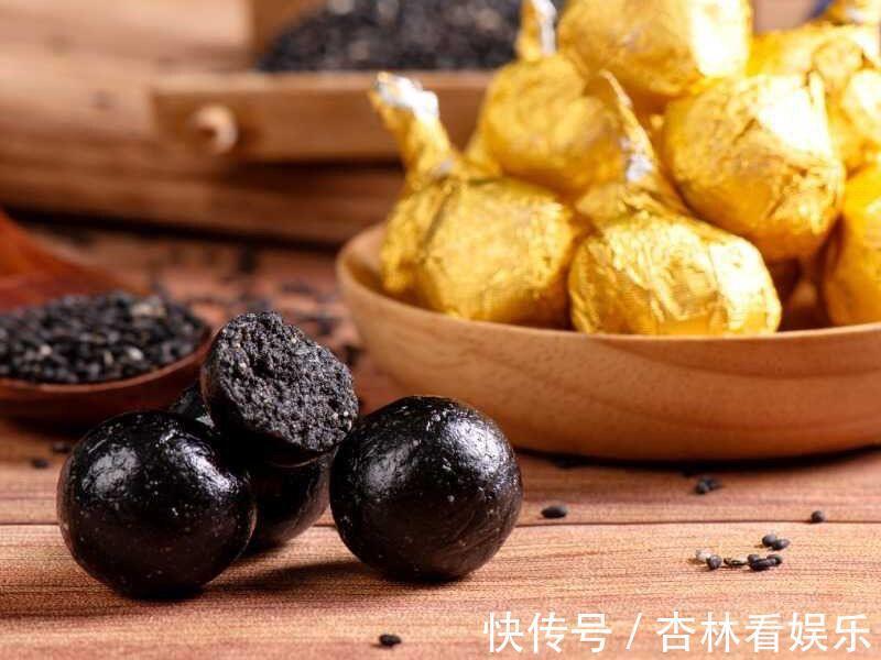 黑芝麻|建议老年人别舍不得花钱，这5款小零食，经常吃一点，气色好！