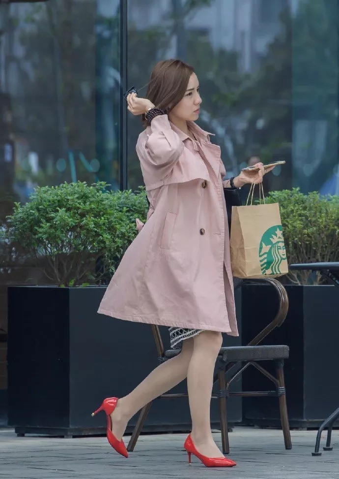 女生搭配高跟鞋，轻松穿出时尚的味道