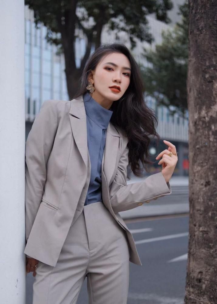 职场女王穿搭学卫公子凹造型,干练的同时,还特别的高级