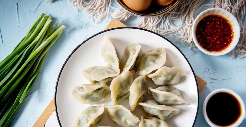 煮饺子是盖盖煮还是开盖煮？其实有讲究，难怪以前煮饺子老是破皮