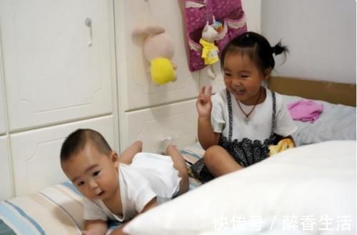 暖心|哥哥写作业太无聊,将妹妹拎桌上当“吉祥物”,相处画面超暖心