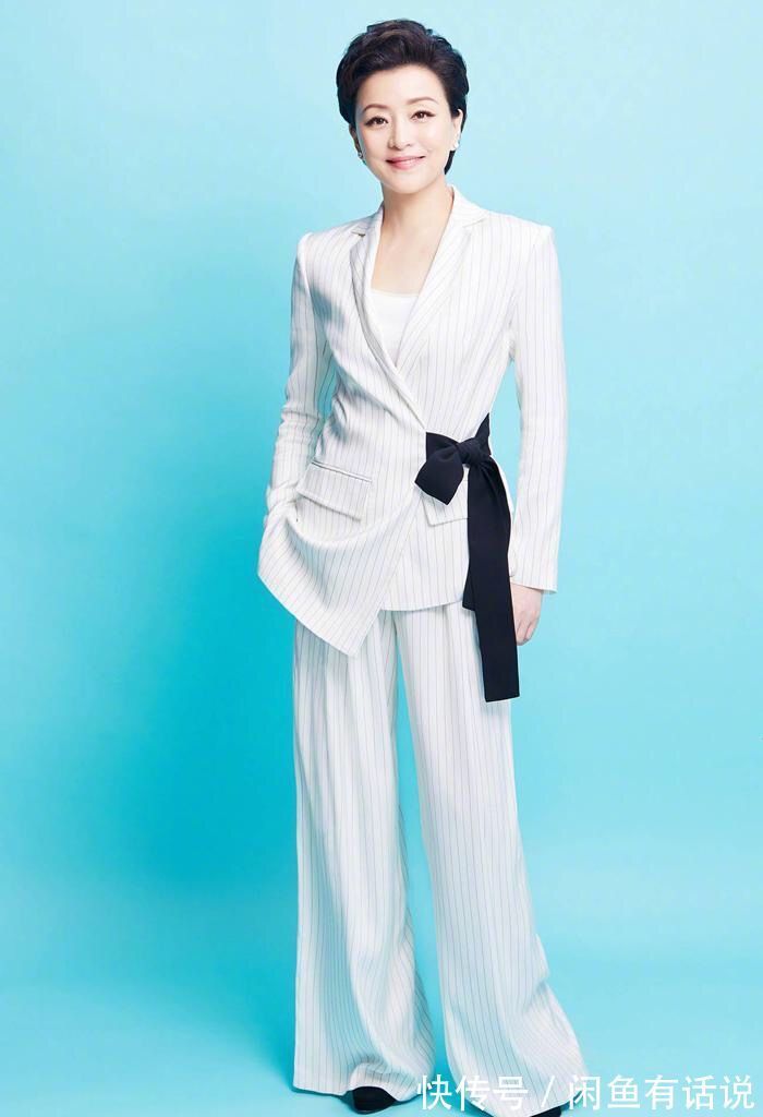 女性|杨澜真是精致的中年阿姨,穿红衣配黑裤优雅端庄,看着就有高级感