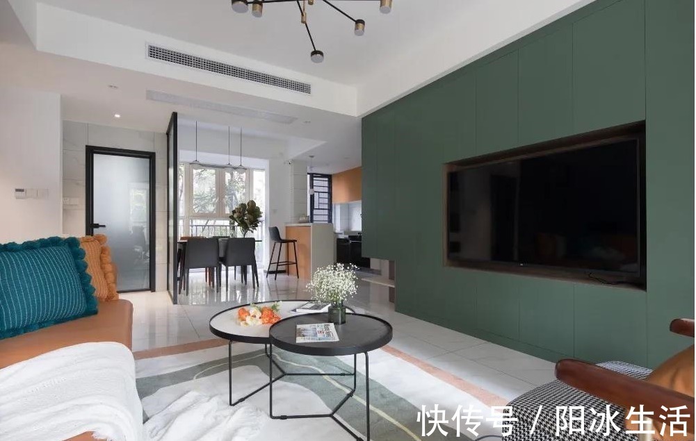 橙绿撞色|精选案例丨130平现代混搭婚房，橙绿撞色吸睛十足！