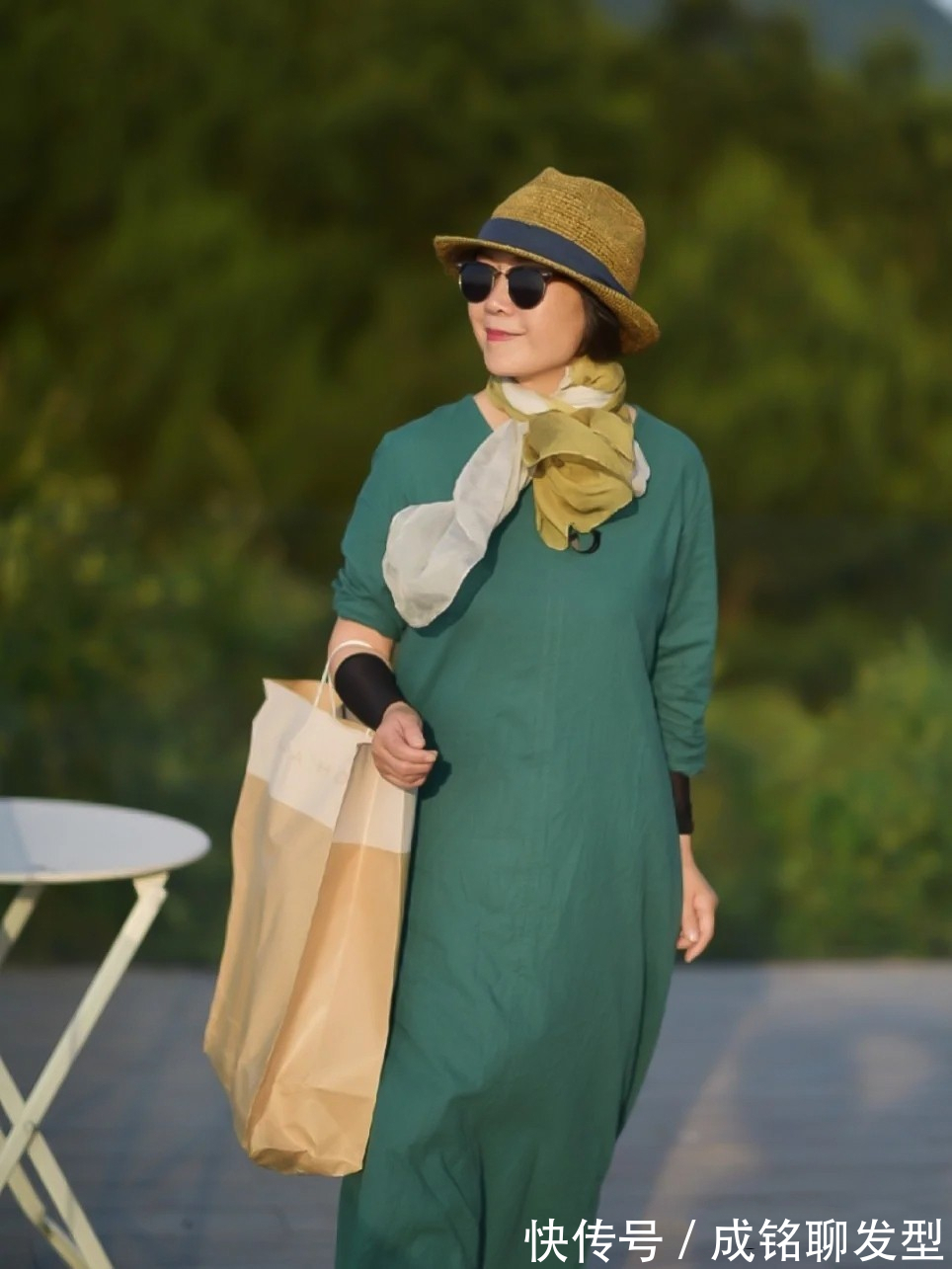 风衣|60岁女人入秋这样穿，简单随意的穿搭舒服又高雅，时尚减龄有格调