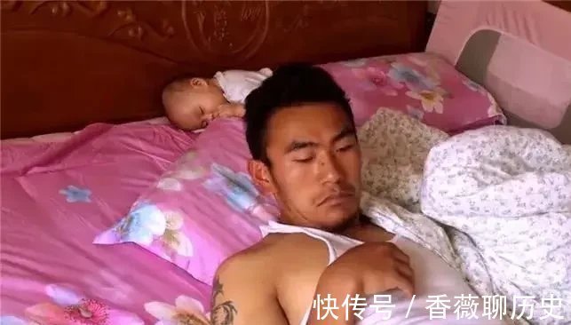 爸爸|爸爸和宝宝睡觉,醒来后宝宝却不见了,接下里一幕让妈妈哭笑不得
