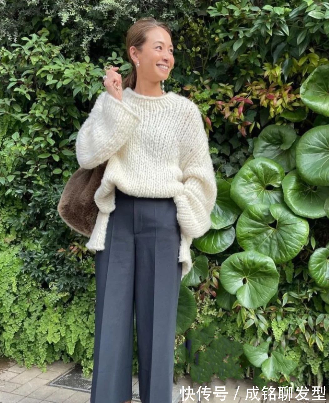 色系 五六十岁的女性这样打扮真洋气!精致优雅显气质,有品位又显年轻