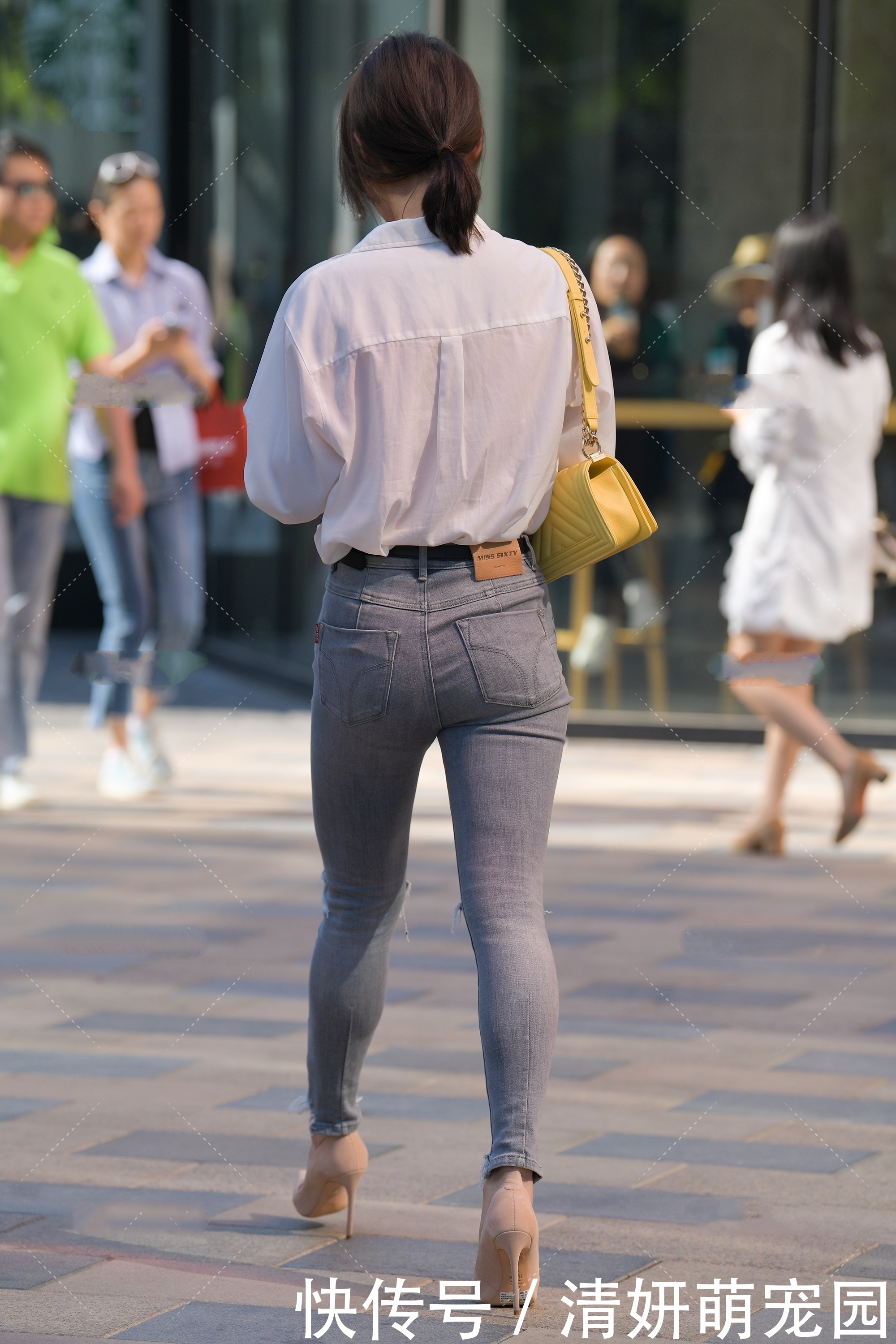 街拍美女白衬衫搭配牛仔裤,简单随意,轻松自在