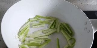 绿豆|小暑过后该吃它了!维C含量是绿豆的3倍,10秒做出一盘减脂菜