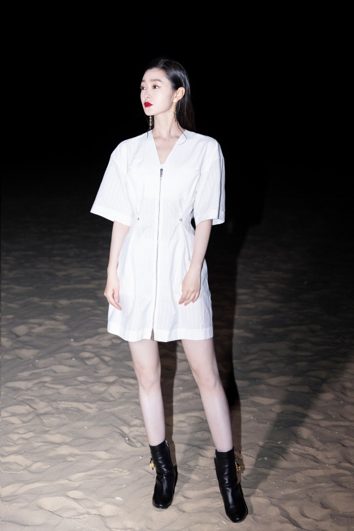 青春感|宋轶真有神仙姐姐的气质,穿方领吊带连衣裙青春感满满,温柔优雅