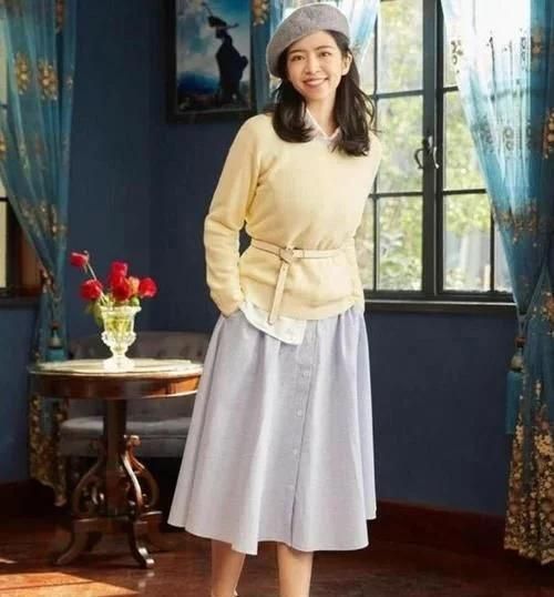 用力过猛 入冬后流行“毛衣+裙子”,时髦优雅又大方,适合大部分女生穿