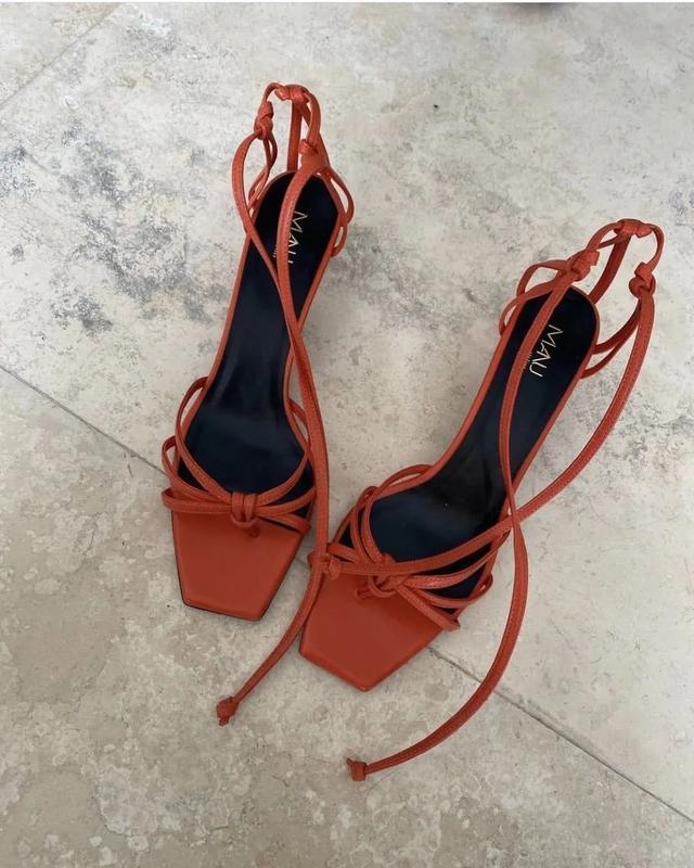 参考价格 翻了身的“土味凉鞋”,这次成了时髦精心中的C位