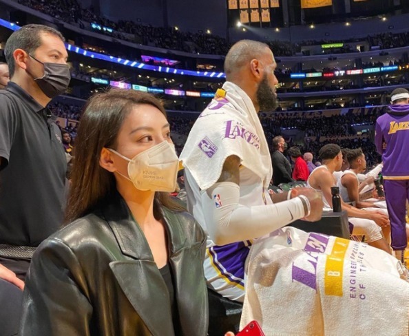 湖人队|还记得坐在詹姆斯旁边爆红的美女吗?脱下口罩更美,颜值身材完美