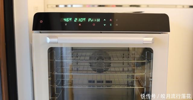 即有着浓浓的咖啡味,又有着黑麦香,日式咖啡黑麦盐面包值得一试