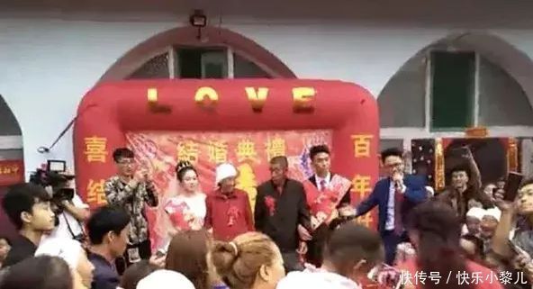 买房|11个姐姐凑32万给弟弟买房,网友:为了报答父母“不杀之恩”