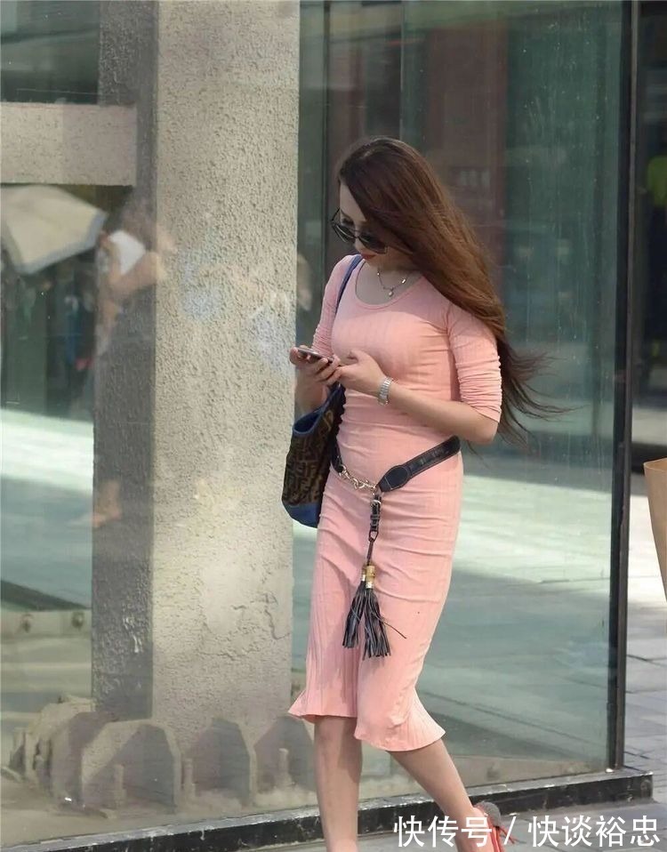 长裙 邻家女孩婴儿肥身材,穿搭前卫牛仔裤,时尚大气又清新