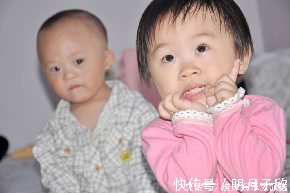 龙凤胎|龙凤胎出生姐姐喝奶粉,弟弟喝母乳, 数月后姐姐的模样让人心疼