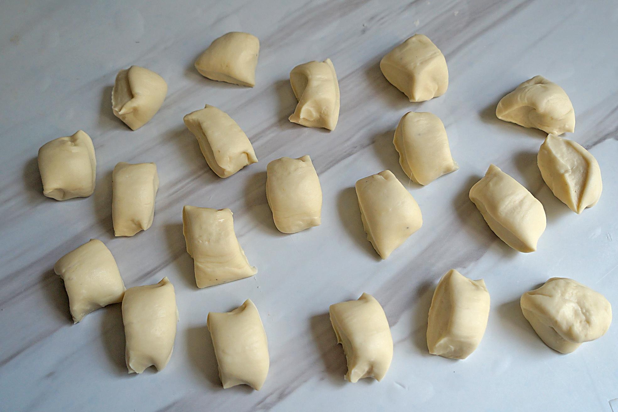 这饼不用烫面不怕粘手,比炸糖糕更简单,咬一口宣软好吃