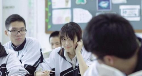 正确性|女儿深夜在房间做“小动作”,妈妈的做法让网友叫好:最好的教育