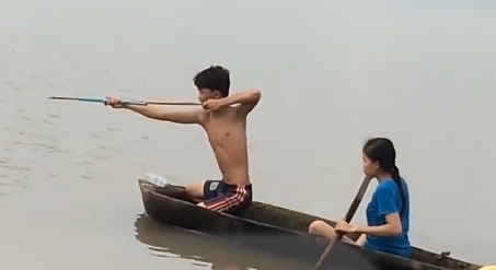  下水|兄妹下水捕鱼，竟然有意外收获，可以美餐一顿了