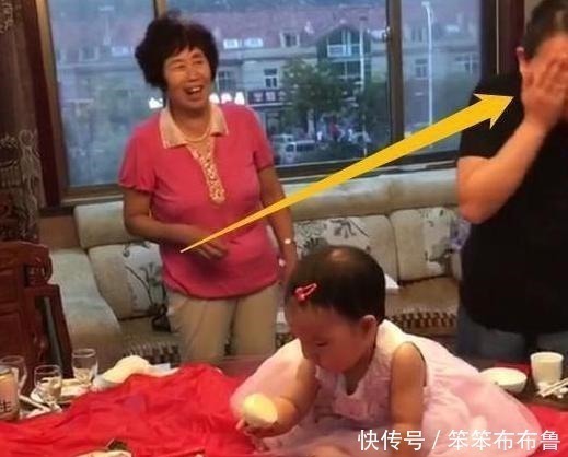 小宝宝|“抓周”仪式上,宝宝抓到的东西令奶奶瞬间黑脸,妈妈没眼看