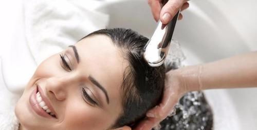 头发隔多久洗一次最好？很多人都做错了，难怪头发掉得越来越厉害