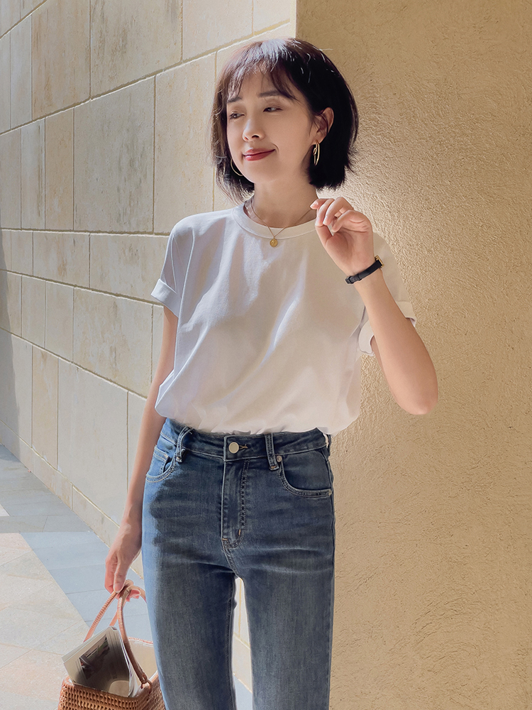 美眉|姚晨真懂“抢镜”，白T恤配外套休闲随性，T恤扎进裤子里好显高