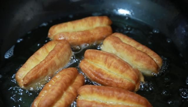 个个|1碗面粉,1个鸡蛋,教你做炸油条,个个松脆有韧劲,好吃无添加剂