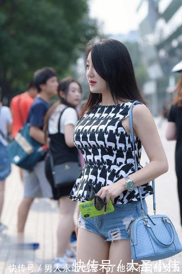 小姐姐|美女街拍成熟御姐范的姑娘，也可以穿出青春活力