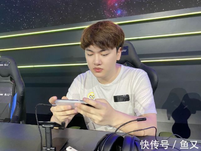 北极星|23岁小伙疯狂迷上整容，一出场这样的打扮，女友怒怼：脑袋有病