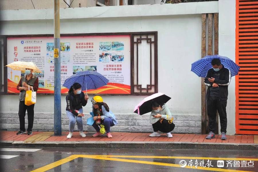 考点|作文大赛开考后，考点外家长雨中候考