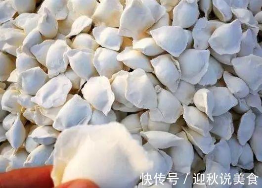 煮冻饺子时，万万不要开水下锅，教你正确做法，饺子不破皮不露馅