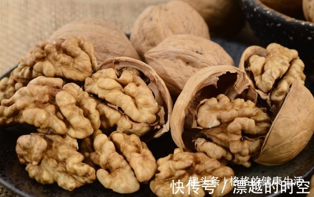 食用禁忌|人倒下的不是病,而是无知!吃完核桃切莫碰此物,很多人不清楚