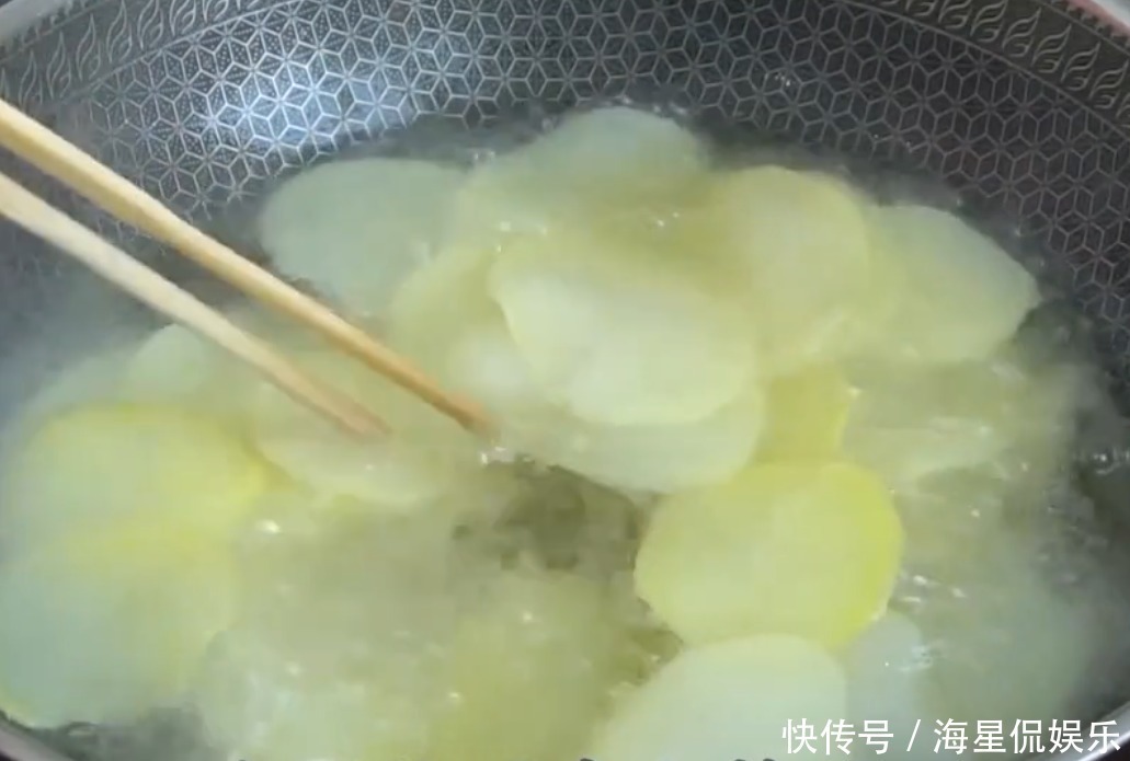 薯片|用土豆给孩子炸个薯片,做法简单,一口酥脆,不比超市卖的差