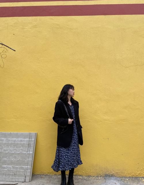 西装＋碎花连衣裙＝时髦洋气！开春这么穿特吸睛