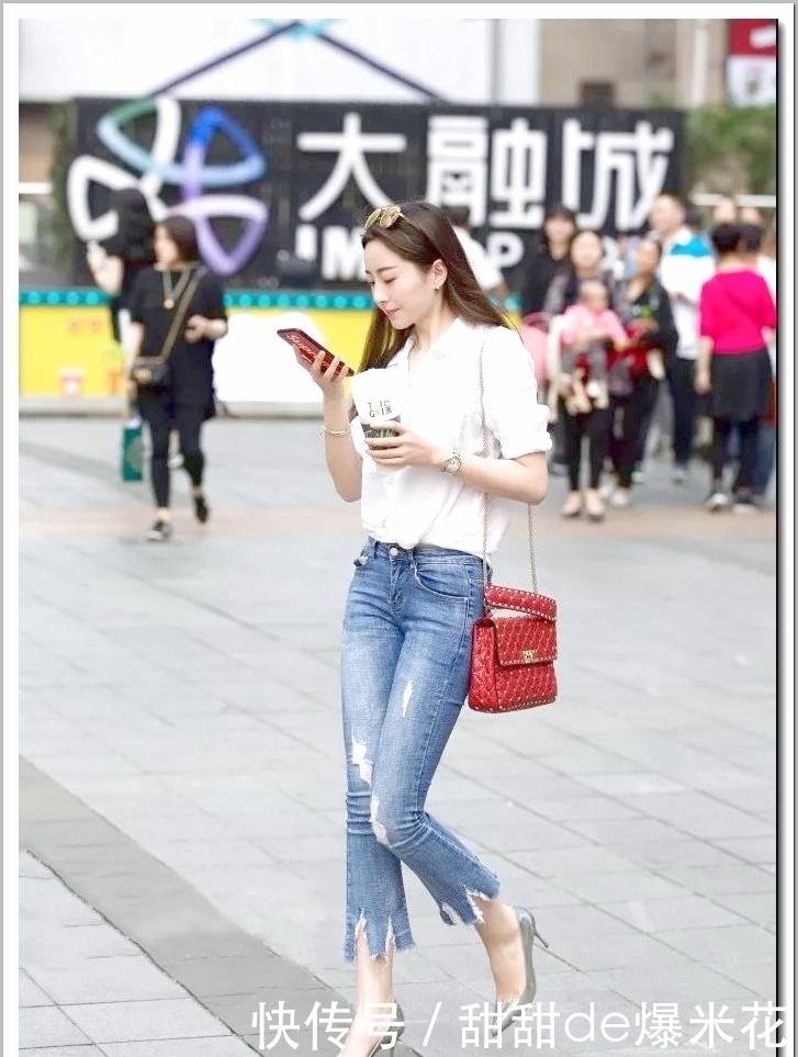 身材|街拍:小姐姐高挑的身材搭配紧身的牛仔裤,回头率不要太高