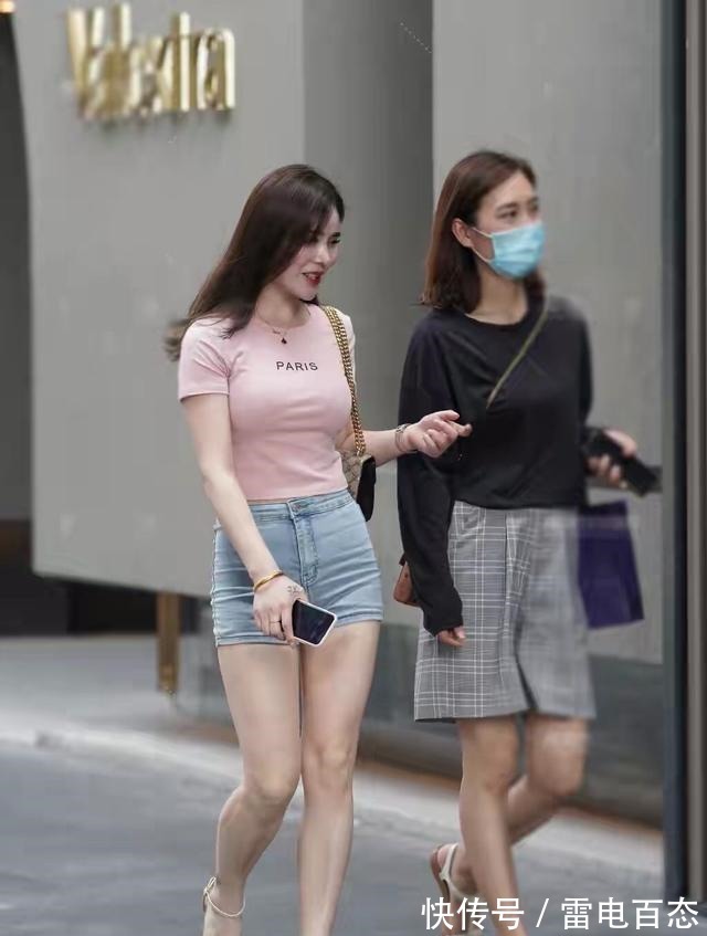 搭配 一条短裤搭配，清凉透气舒适，耐穿耐看又百搭！