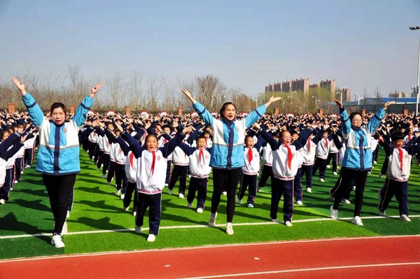 漯河市郾城小学千余学生展示“阳光体育大课间”