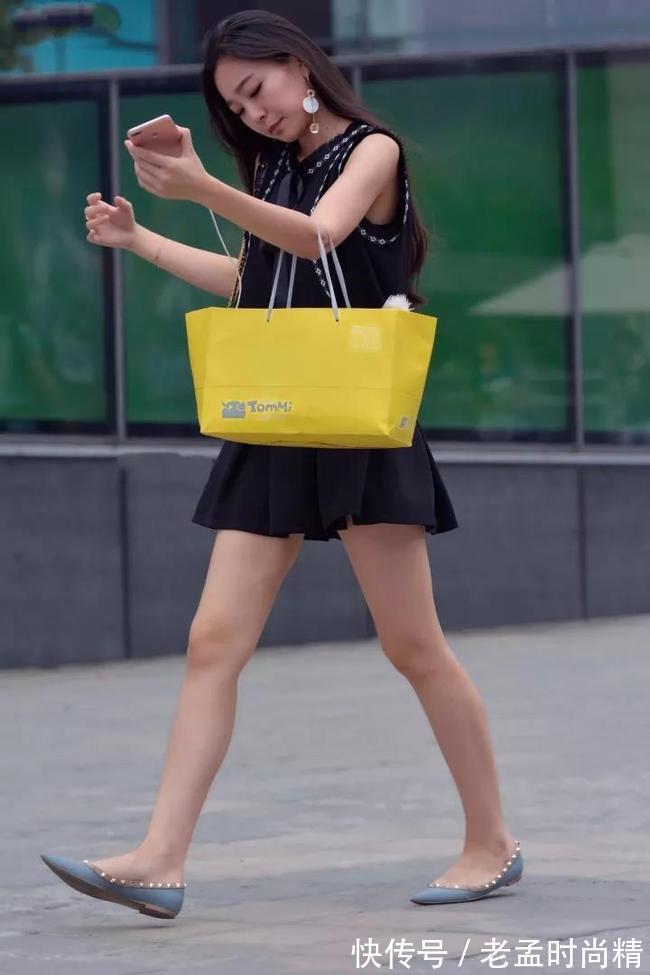 小姐姐|气质小姐姐黑色百褶裙大秀美腿,时尚轻熟女范儿赚足眼球