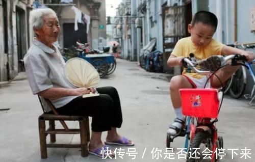 小两口|有一种拖累叫“老人假带娃”,看起来很辛苦其实全凭嘴,太坑娃