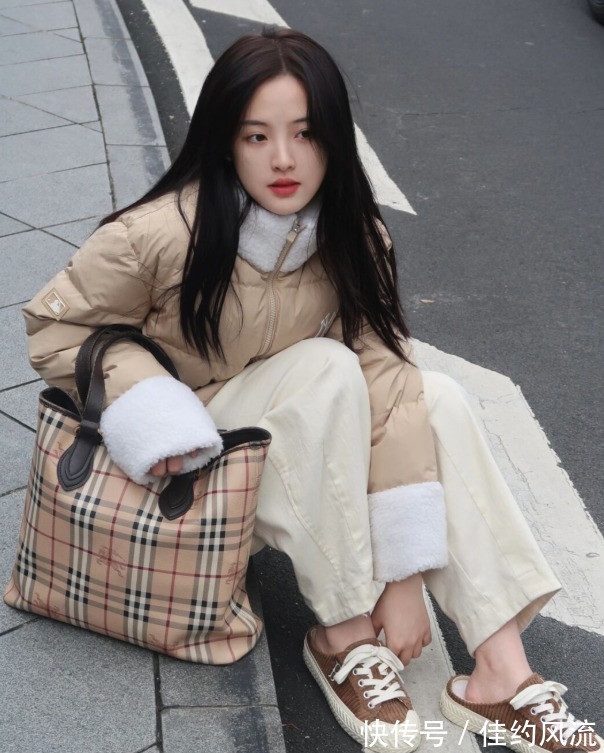 小姐姐 今年流行“羽绒服+小白裤”,保暖舒适又清爽,日常百搭不挑人