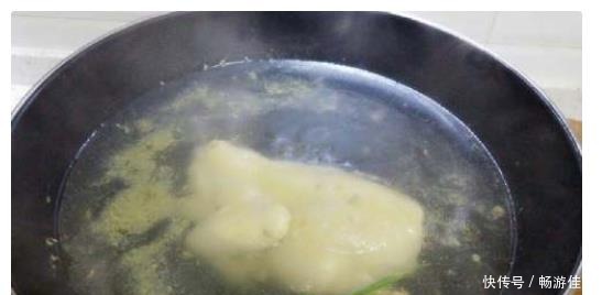 关键步骤|粤菜大厨教你做正宗广东白切鸡,皮爽肉滑,关键步骤别弄错了