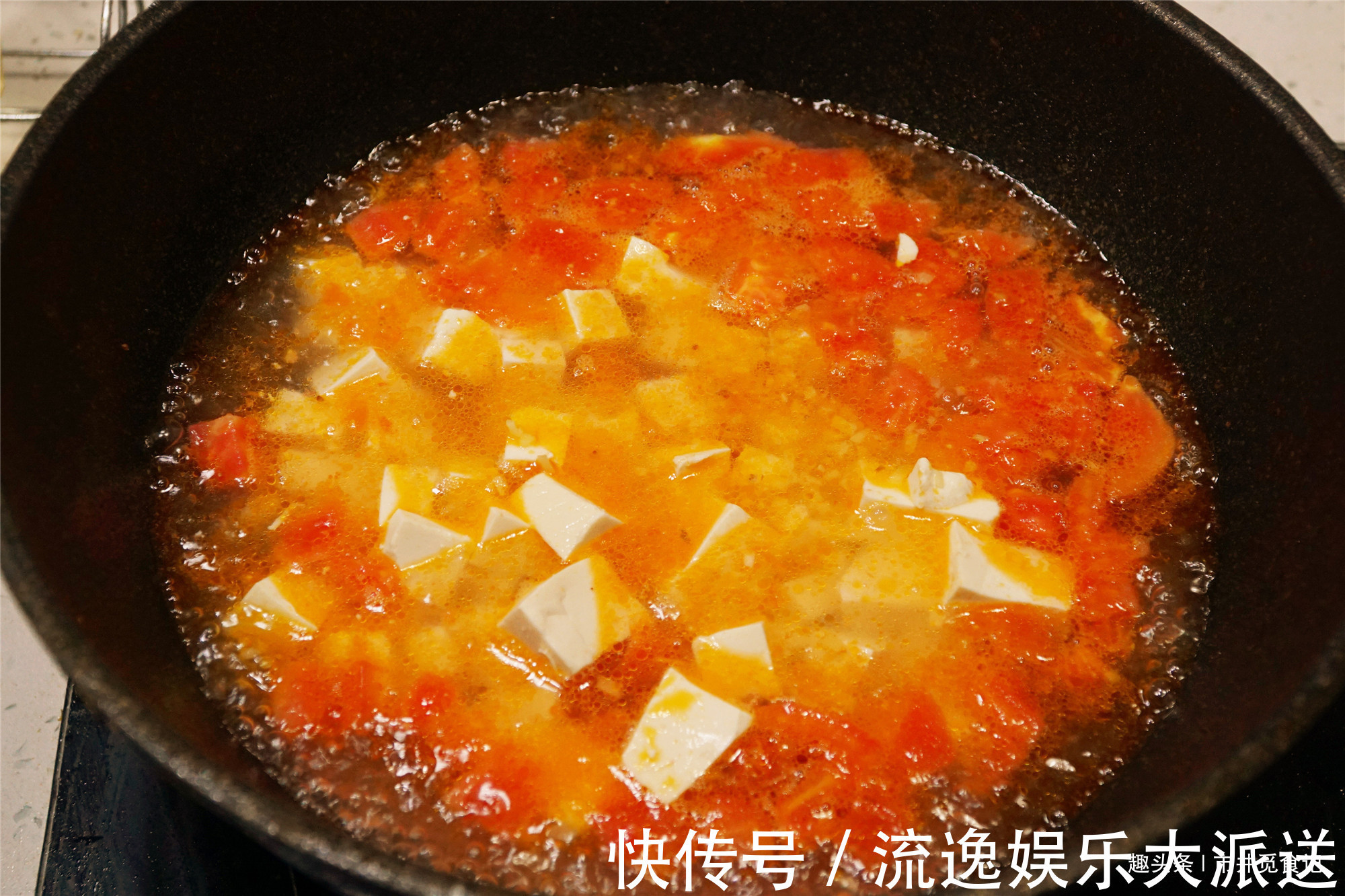 豆腐做的酸辣汤，冬天多煮给家人喝，酸辣鲜香，1碗喝完直冒汗