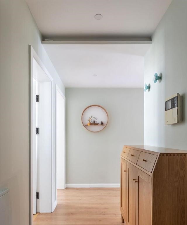 原木|客厅不要沙发,墙面不做造型,越简单的装修,反而越清爽实用